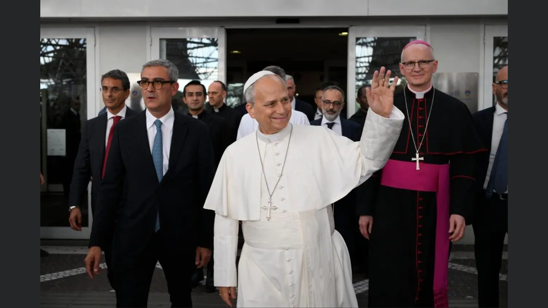 Đức Thánh Cha Lêô XIV xuất viện, trở về Vatican 